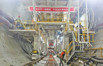 在孟加拉国卡纳普里河底隧道施工现场，中国首次出口的大直径泥水平衡式盾构机正在作业。本报记者 苑基荣摄